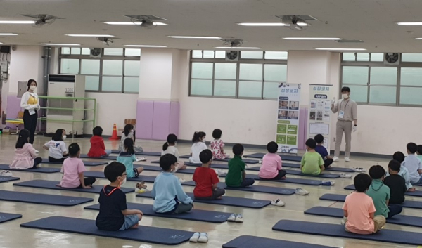 지난 5월 노은초등학교 학생들이 개인별 신체발달 측정 후 성장관련 운동프로그램 진행 모습
