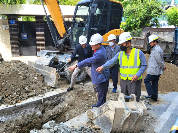 13일 괴정동 노후하수관로 정비사업 현장 찾아