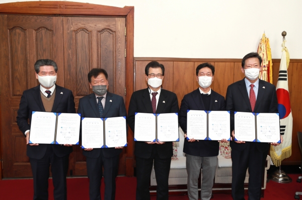 (왼쪽부터)윤현우 충북도체육회장, 정태봉 세종시체육회장, 이시종 충북도시자, 이승찬 대전시체육회장, 김덕호 충남도체육회장이 1일 충북도청 도지사실에서 2027 하계유니버시아드 성공유치를 위한 충청권 시·도 체육회 업무협약을 체결하고 있다.