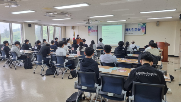 고등학교 학생 91명이 연수원에 입소하는 세계시민교육 운영 모습