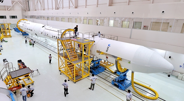 6월 8일부터 9일까지 나로우주센터 발사체조립동에서 진행된 누리호 1,2단과 3단의 최종 결합 작업 모습. / 한국항공우주연구원 제공