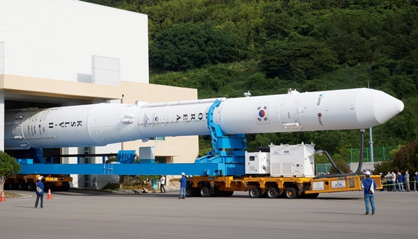 누리호가 15일 발사대로의 이송을 위해 발사체조립동을 나오고 있다