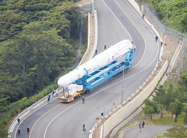 15일 발사대로 이송되는 누리호