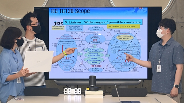 ETRI 연구진들이 에너지저장장치를 비장전원 시스템에 연계하기위한 요구사항을 논의하고 있는 모습