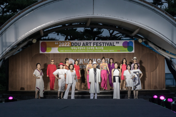 시니어모델들이 패션쇼에서 멋진 포즈를 취했다.