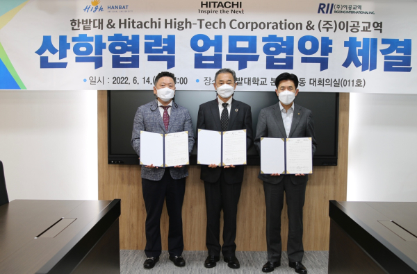 지난 14일 교내에서 히타치하이테크놀로지, ㈜이공교역과 산학협력 협약을 체결하고 세 기관의 대표들이 기념촬영을 하고 있다.(오른쪽부터 한밭대 최병욱 총장, 히타치하이테크코리아㈜ Keita Miyoshi 회장, ㈜이공교역 서윤석 대표이사)
