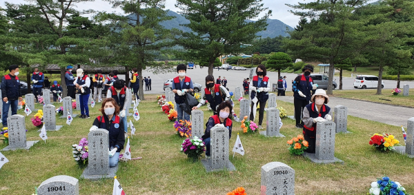 한국자유총연맹 대전서구지회 현충원 묘역 정비 활동 사진