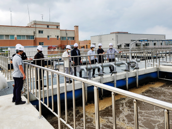.하수처리시설 감사반이 15일 서산공공하수처리시설을 방문해 하수처리장을 점검하는 모습