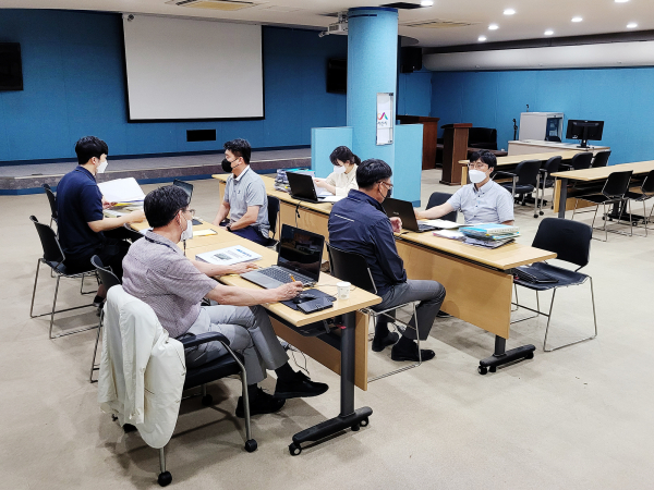 하수처리시설 감사반이 15일 서산공공하수처리시설을 방문해 운영사항을 감사하는 모습