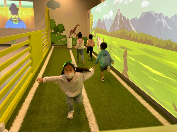 어린이 과학놀이터 아이들 즐기는 장면