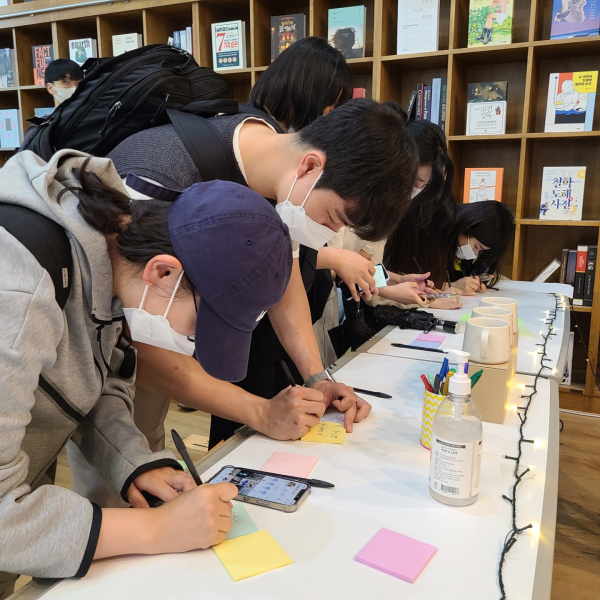 지난 15일 교내 도서관에서 기말고사에 지친 재학생들을 응원하는 행사 모습