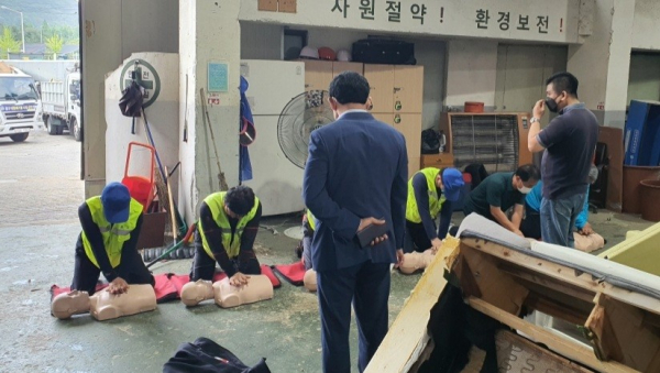 지난 15일 안영동 대형폐기물선별장을 찾아가 진행한 특별 안전보건교육