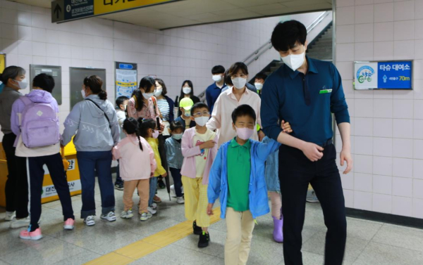 대전맹학교 학생들이 대전도시철도 1호선 판암역에서 역무원의 안내로 ‘입구에서     출구까지 교통약자 동행서비스’ 체험을 하고 있다