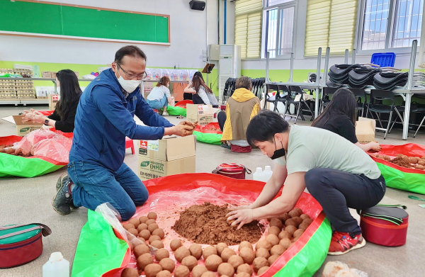 지역 하천 수질보전 위한 EM흙공 만들기 자원봉사 실시 모습