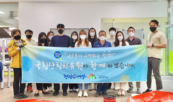 지역 하천 수질보전 위한 EM흙공 만들기 자원봉사 실시 모습