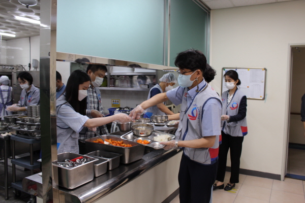 지난 16일 대덕구지역 내 장애인들을 위해 대덕구장애인종합복지관에서 사랑의 무료급식 봉사활동 모습