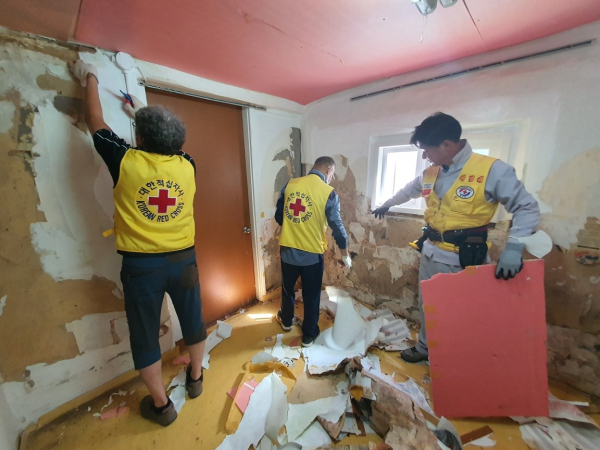 18일 대사동에서 진행한 서대전우체국 적십자봉사회 집수리 모습