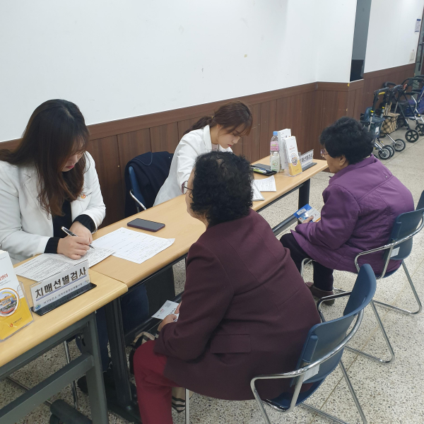 찾아가는 치매 조기검진 진행 장면