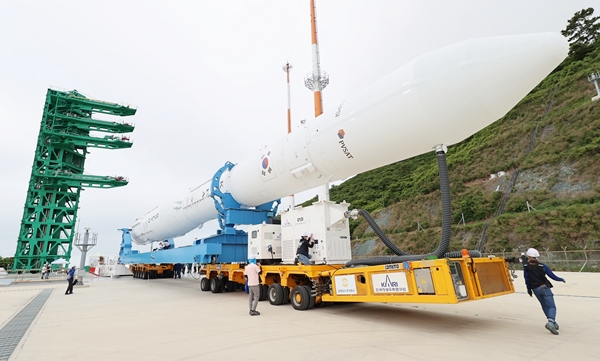 한국형 발사체 누리호가 15일 2차 발사를 위해 나로우주센터 제2발사대에 도착했다. / 한국항공우주연구원 제공