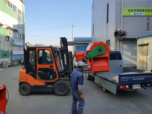 농업 기계 대여하는 장면