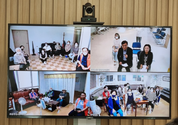 온천2동과 스마트경로당이 월 1회 정기회의를 개최하여, 어른신들이 궁금한 사항에 대해 꼼꼼하게 설명하고 있다