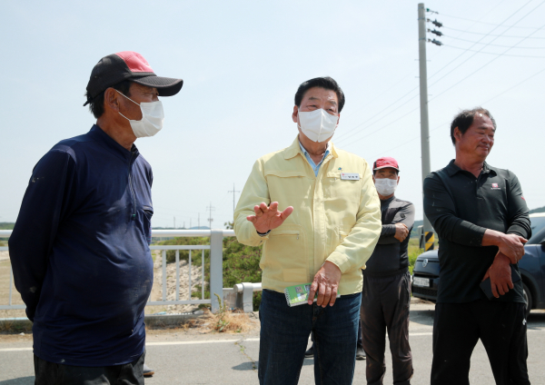 지난 3일 한해대책 사업 현장을 찾은 가세로 군수.