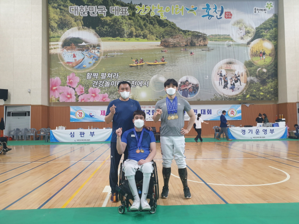 세종GKL휠체어펜싱팀 소속 심재훈(뒷줄 오른쪽), 박천희 선수(앞줄)가 지난 17일부터 사흘간 강원도 홍천에서 개최된 ‘제5회 오픈배 전국휠체어선수권대회’에 출전해 각각 메달을 획득한 뒤 박상민 감독(뒷줄 왼쪽)과 기념촬영을 하고 있다.