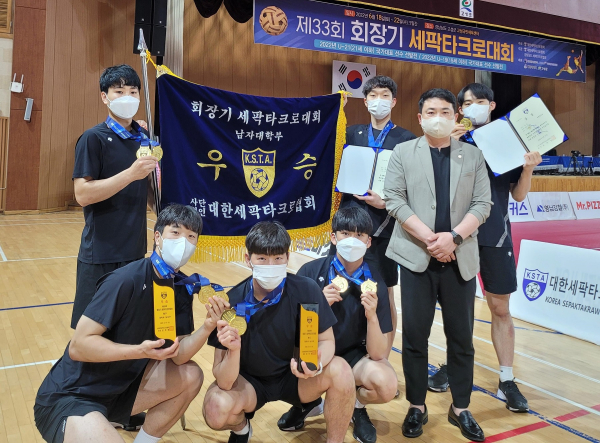 21일 경남 고성군국민체육센터에서 세팍타크로팀이 제33회 회장기 세팍타크로대회 우승을 기념해 메달을 목에 걸고 기념촬영