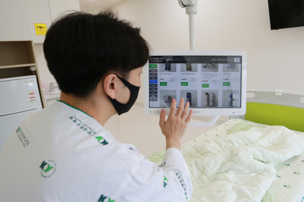 건양대병원 입원환자가 침상에 설치된 배드사이드모니터를 이용해 입원물품 배송주문을 하는 모습