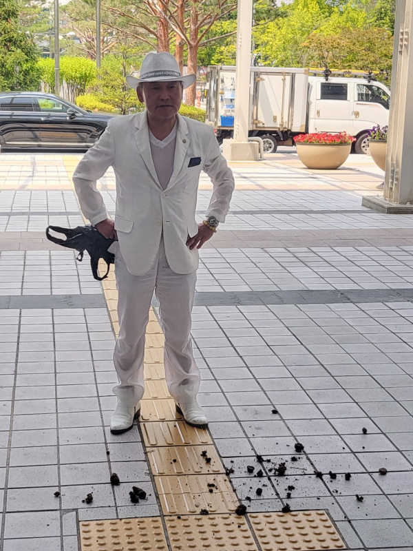 애국국민운동대연합 오천도 대표는 21일 오후 대전시의회 현관 앞에 개똥을 투척한 뒤 외유성 출장을 떠난 의원들에게 쓴소를 내뱉고 있다.