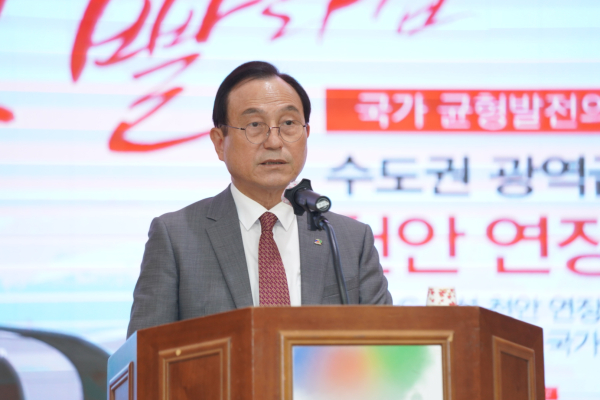 축사를 하는 박상돈 천안시장