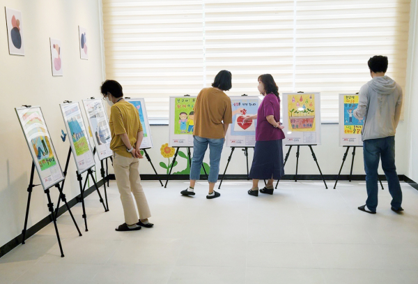 지난 21일 아이키움터에서 진행 중인 포스터 전시회 모습.