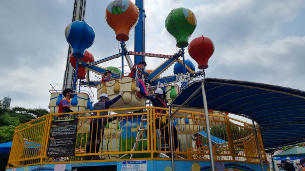 대전오월드 놀이시설 고장발생에 따른이용객 구조․구난 모의훈련을 실시하고 있다.