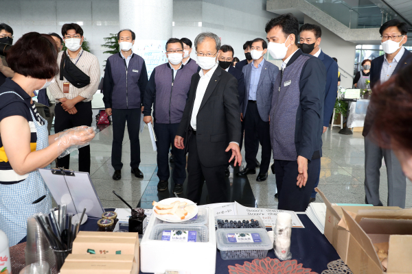 김한영 이사장이 22일 공단 본사에서 열린 '2022 사랑나눔 바자회'에 참석해 물품을 둘러보고 있다.