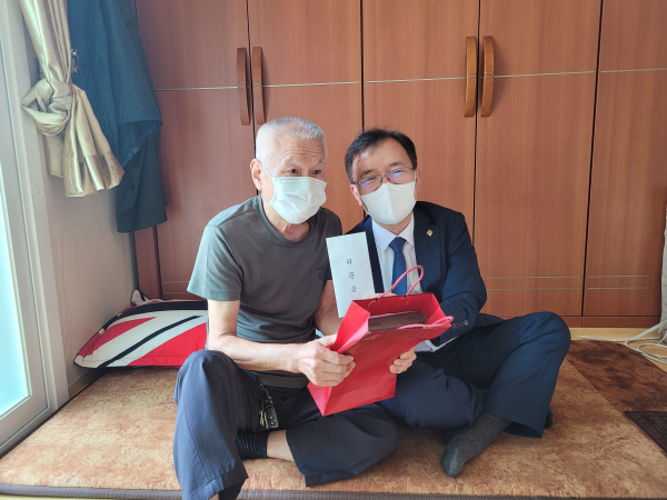 황원채 대전지방보훈청장, 고엽제후유증환자 가정방문 위문 모습