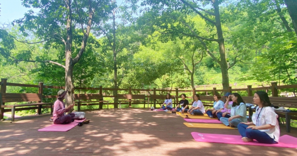 대전 중구에 있는 치유의숲에서 5개 자치구 통합사례관리사를 대상으로 심리 소진 예방을 위한 워크숍을 진행했다.