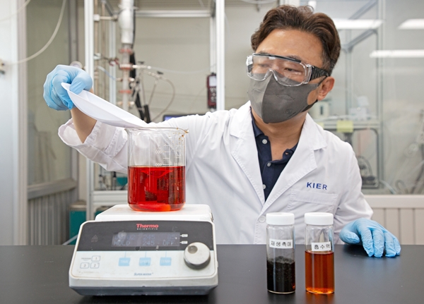 한국에너지기술연구원 한 연구원이 질소산화물 흡수액을 제조하고 있다.