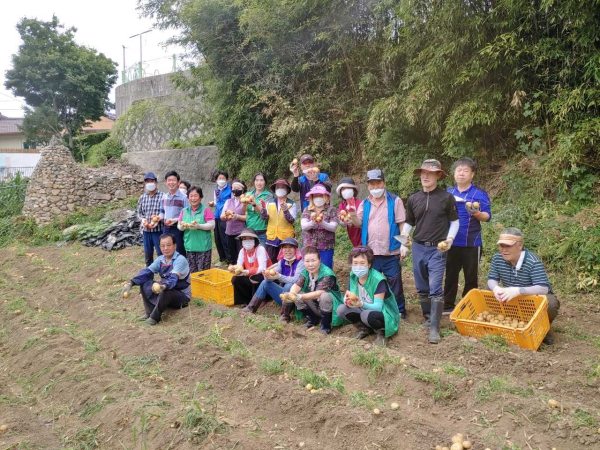 23일 부사동 자생단체협의회에서 진행한 사랑의 감자 나누기 행사 모습