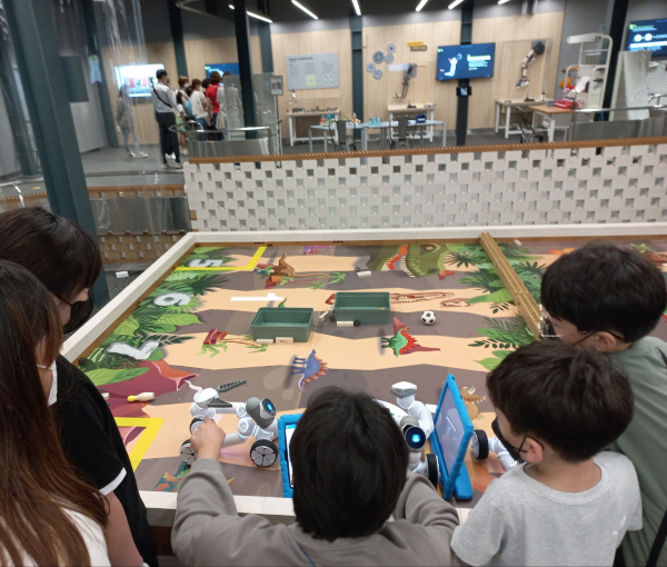 지난 22일 대전신세계 넥스페리움 과학관에서 드림스타트 아동들이 과학체험활동 모습