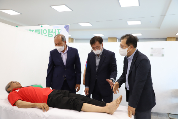 이종욱 충남세종농협본부장(가운데)과 이승훈 농협부여군지부장(오른쪽), 오영환 서부여농협조합장(왼쪽)이 농업인 행복버스 의료봉사에서 진료를 기다리고 있는 농업인을 살펴보고 있다.