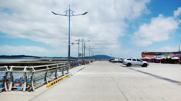 간월도항 선착장에 설치된 LED 가로등