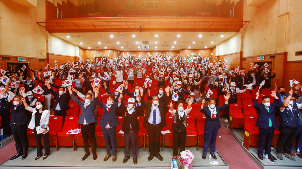 구상 서산시부시장이 24일 서산시문화회관에서 열린 6.25전쟁 제72주년 기념식에서 만세삼창하는 모습