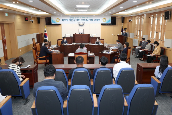 24일 태안군의회 본회의장에서 열린 제9대 군의원 당선자 교례회 모습