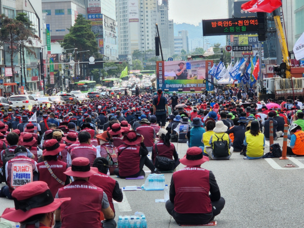 천안터미널 앞에 운집한 민주노총 조합원들