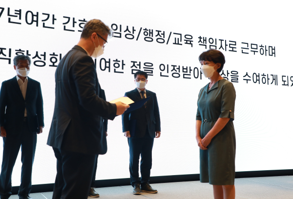 가톨릭중앙의료원 설립 86주년 기념식에서 ‘영성구현상 정체성부문 개인 우수상’을 수상하는 인공신장실 이선희 파트장
