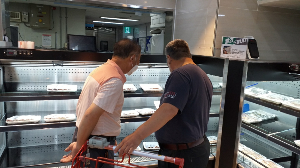 25일 당진시 롯데마트에서 ‘동서네반찬’ 장보기 활동을 하고 있다.