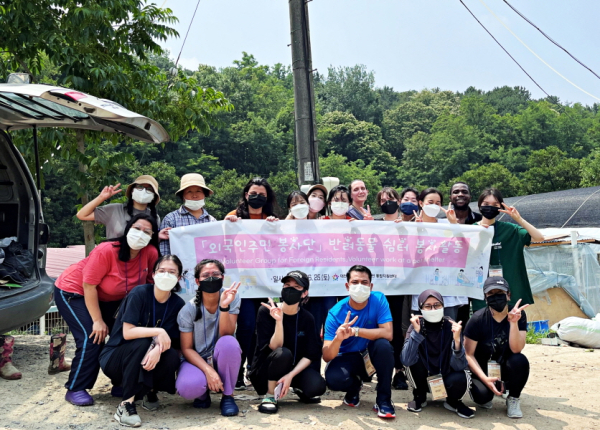 지난 25일 대전 거주 외국인주민 20명과 함께 유기견 보호소에서 봉사활동 진행