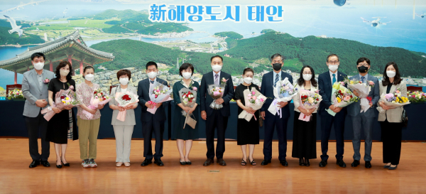 27일 군청 대강당에서 진행된 퇴임식 모습(사진 왼쪽에서 두 번째 정숙영, 세 번째 지영자, 다섯 번째 정경근, 일곱 번째 박병용, 아홉 번째 정임영, 열한 번째 장경후, 열두 번째 최군노*, 그 외 퇴직자 가족들).*최군노 부군수는 퇴직이 아닌 이임이며, 도청 복귀 후 공로연수 예정.