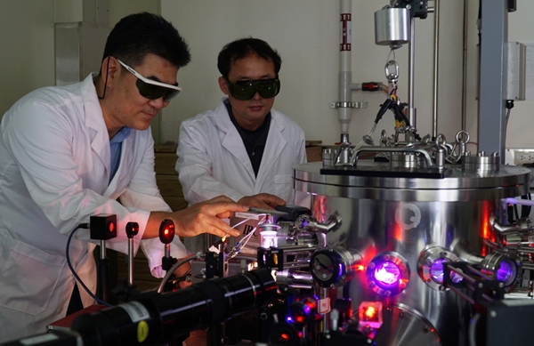 KRISS 극한측정연구팀이 정전기 공중부양장치를 이용해 내열금속의 초고온 열물성을 측정하고 있다