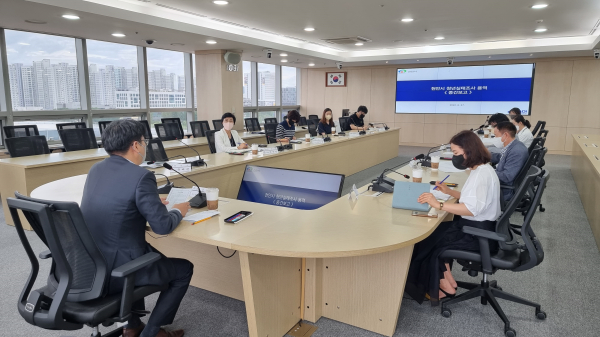 청년실태조사용역 중간보고회 진행장면